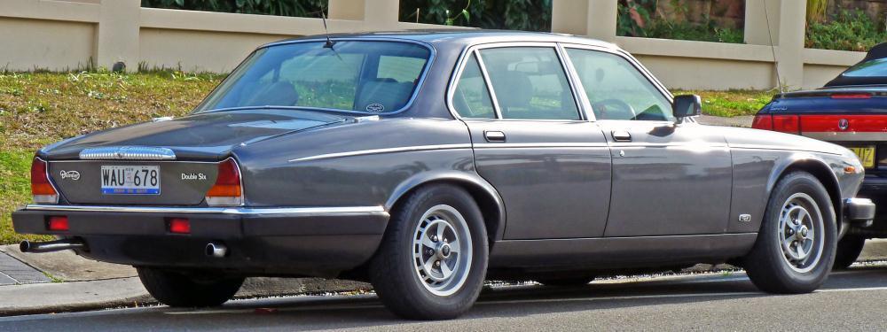 1986-1988_Daimler_Double_Six_sedan_02.jpg