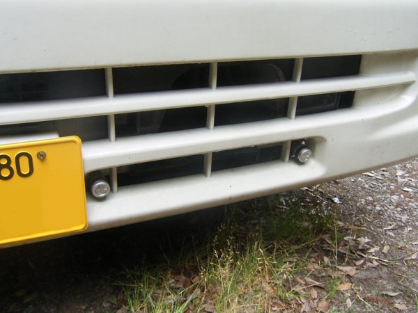 百均で売っているハンディLEDライトを車用に改造して取付けました。