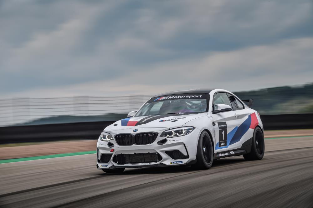 P90401247_highRes_the-bmw-m2-cs-racing.jpg