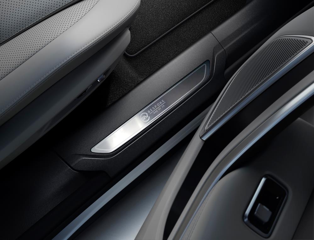 F-PACE SVR JAPAN SV EDITION_09.jpg