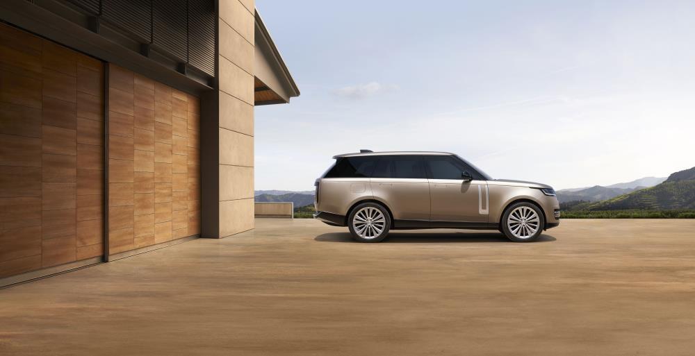 NEW RANGE ROVER_exterior_3.jpg