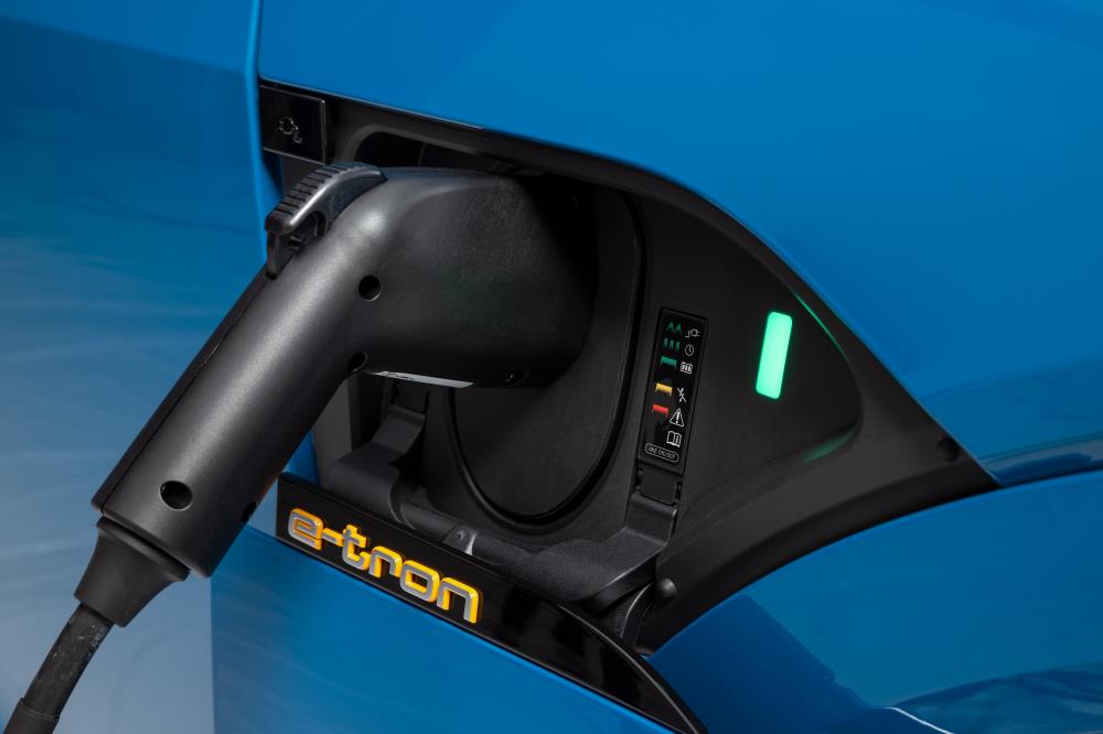 005_Audi_e-tron_50_quattro_photo_04.jpg