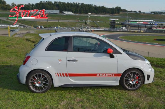 2-Abarth595-_Carbon_Profile_Sideskirts2.jpg